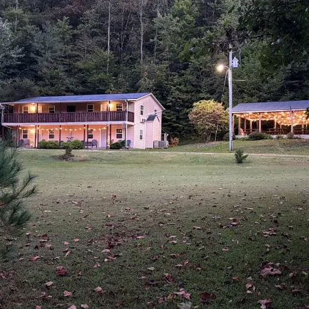 Beautiful 4 unit lodge w/ Hot tub, WiFi, fire pits &  pavilion area with grills