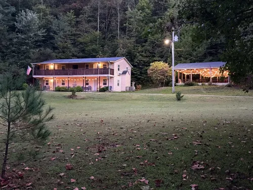 Beautiful 4 unit lodge w/ Hot tub, WiFi, fire pits &  pavilion area with grills