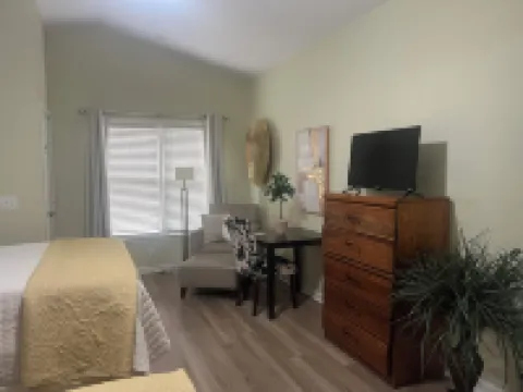 Sunset Beach Beautiful 2 Bedroom Villa 1.5 miles from Sunset Beach