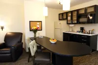 Candlewood Suites 東蘭辛 - 3星級