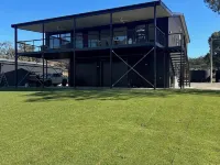 Large home on the water with boat ramp and jetty Hotels in Mannum