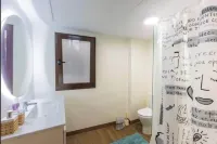 3 Bed Apartment Sleeps 6 - Free Parking & Balcony - 2-Star