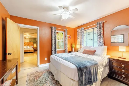 Spacious 3Br/2Bath Downtown Gem w/ Huge Yard • Firepit • Grill