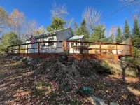 2 bedroom private custom built home with loft. Hotels in Jackman