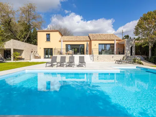 Modern Villa with Heated Pool and Garden