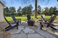 Peaceful Country Hideaway on the Edge of Lawrence - Minutes to Mass Street! Hotel a 