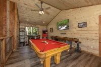 Lux Cabin Mtn Views, Flat Parking, Dog Friendly! - 4-Star