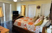Bear's Mountaintop Views 3 Bedroom Chalet by RedAwning