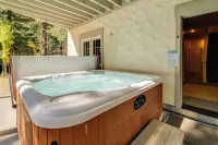 1 Mi to Lift! Olympic Valley Chalet w/ Hot Tub - Balcony