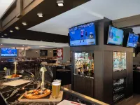 DoubleTree by Hilton Portland - bar