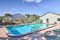 Pool & Tennis: Walkable Fernandina Beach Escape - Kæledyr tilladt