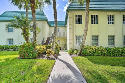 Relaxing Condo w/ Screened-in Lanai, 4 Mi to Beach - Condos