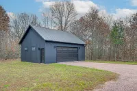 Walk to Castle Rock Lake! Modern Home w/ Patio