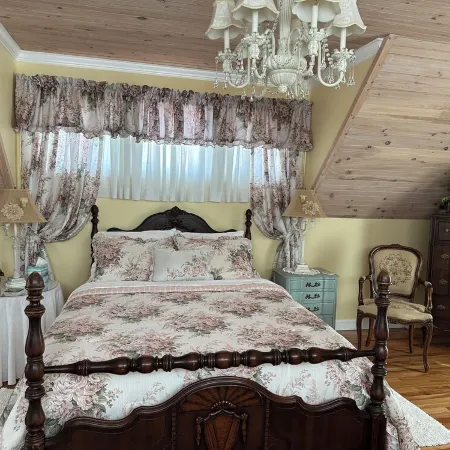 walkable to downtown, lake tomahawk, swimming pool, tennis courts, golf course