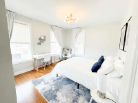 Modern Kitchen and Cozy Living Area - Stunning Urban Retreat