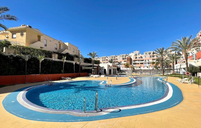Apartment Near Beach with Pools and Hot Tub