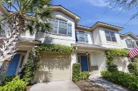 Charming Southern Townhouse W/enclosed Yard & Access to Community Pool - 4-Star