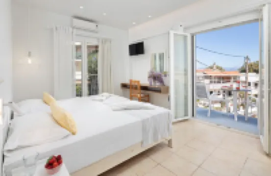 Bella Vista Beach Hotel โรงแรมใกล้หาด Messonghi Beach