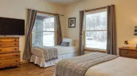 Mins to Hunter Mountain Sleeps 36 Pool, Spa, Games & Bar Cozy Peaks Lodge by Avantstay - 民宿