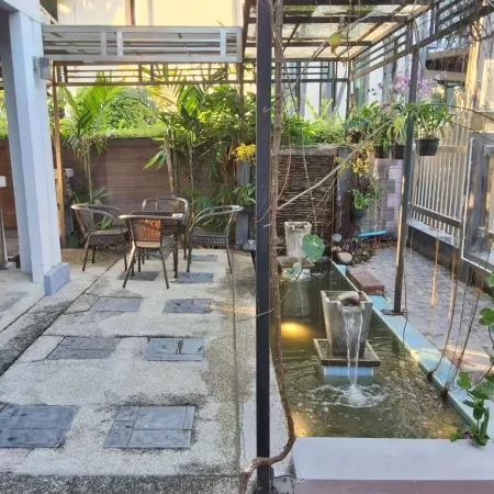 Spacious Entire House with shared Fitness Room and Shared Indoor Pool in club
