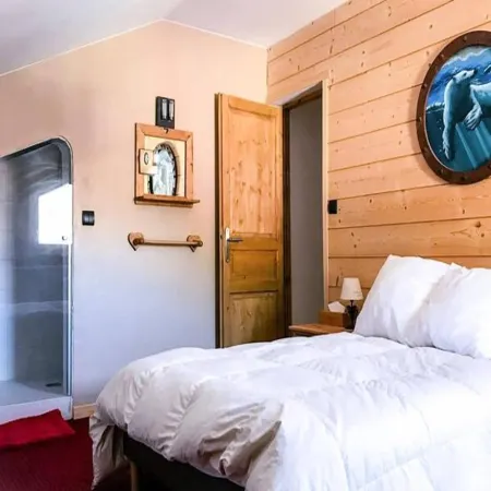 4 Rooms for 10 People