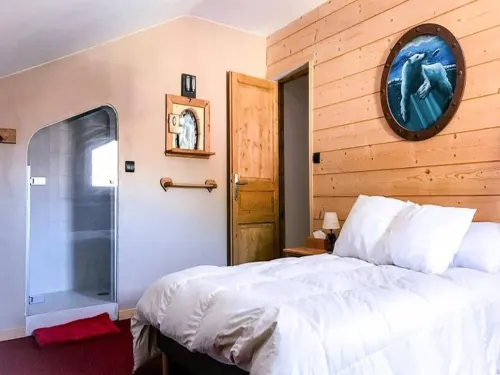 4 Rooms for 10 People