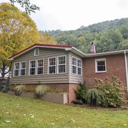 Creekfront Cabin • Fire Pit • Fenced Yard • Near Crabtree Falls