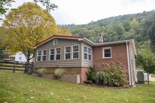 Creekfront Cabin • Fire Pit • Fenced Yard • Near Crabtree Falls