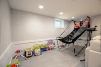 Family Cottage with 4 King Beds