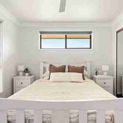 Pets welcome, family friendly home. 5 minute drive to beaches. Rooms