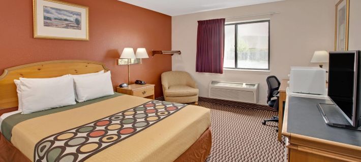 Super 8 by Wyndham Crystal Lake Hotels in McHenry County