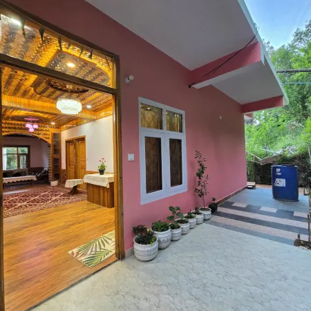 The Wooden Nook Chail