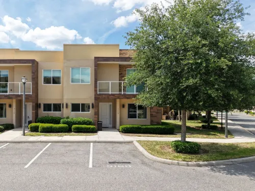 Designer 4BR Getaway, Sleek Laminate Floors - Villas