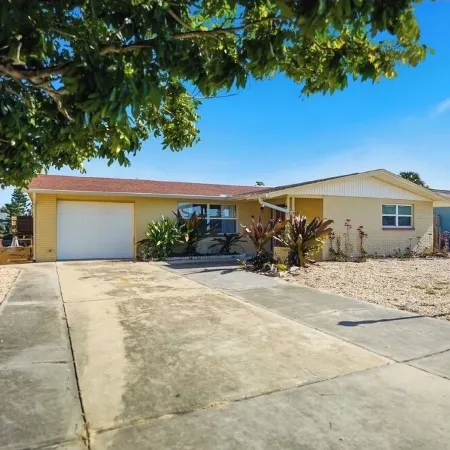 4 bedrooms home located on the deep water canal 13630 Garris Dr. Hudson Fl 34667