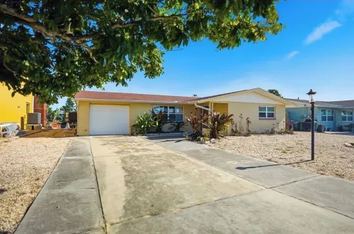 4 bedrooms home located on the deep water canal 13630 Garris Dr. Hudson Fl 34667