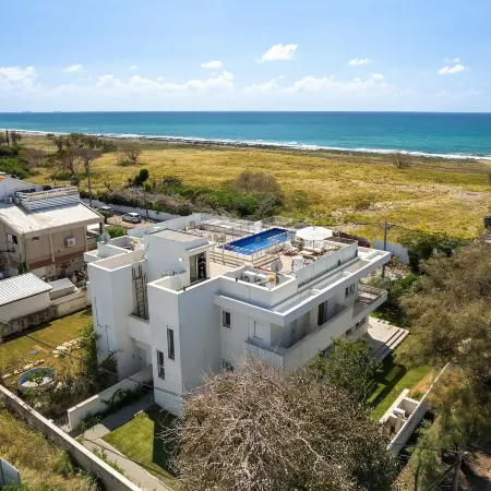 Garden& Rooftop Beachfront Apartment