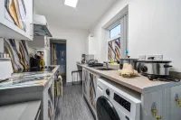 Contractor-friendly 2-bedroom house with free parking - Bungalows