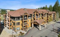 Top Floor Views w Hot Tub Golf Course - 4-Star