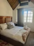 Serene Thatched Roof Retreat in Faerie Glen, Pretoria - مسبح خاص