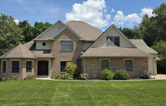 Luxury 5 BR home on private wooded lot near QC, w/hot tub, rec & fitness room