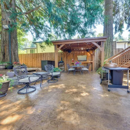 4 Mi to Waterfront & Wineries! Quiet Getaway