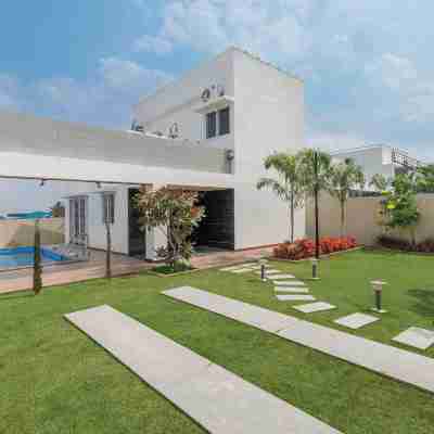 Bloom Haven by Stayjade Poolgarden1h HSR E-city Hotel Exterior