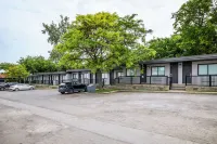 Motel Newstar Laval - parking