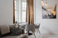 Modern Luxury Flat - Steps to Station - Homestays