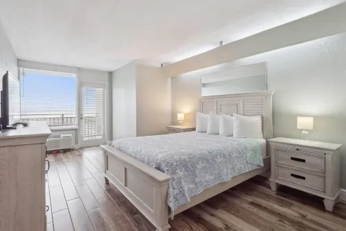 Howard Johnson by Wyndham Oceanfront Daytona Beach - de playa