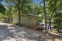 Lakefront Escape With Private Dock, Fire Pit & Screened Porch - 2 estrellas