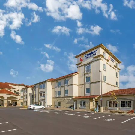 Comfort Inn & Suites Verona at Turning Stone Resort Casino