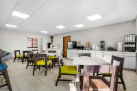 Red Roof Inn & Suites Tomah - Bãi đậu xe
