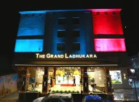 Hotel the Grand Ladhukara - parking
