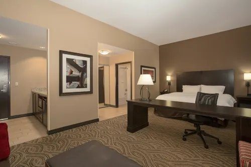 Hampton Inn & Suites I-35/Mulvane - parking